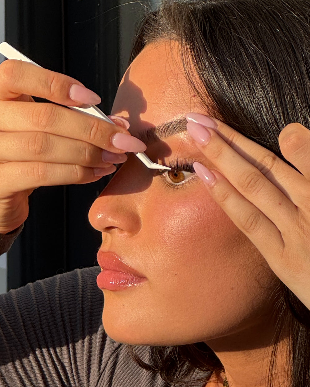 The Edge Stick-Resistant Tweezer