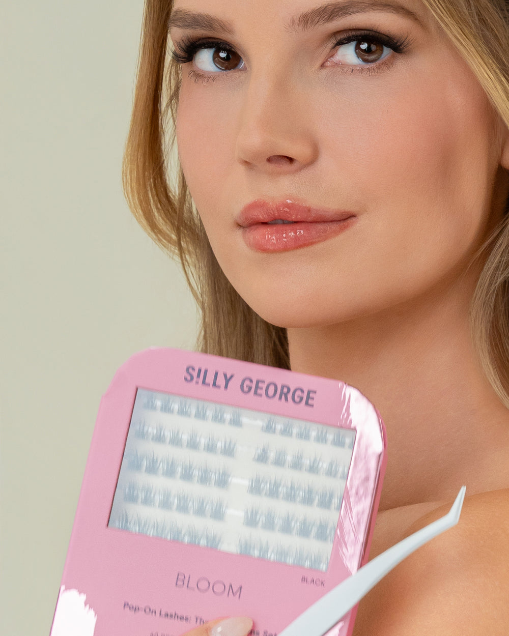 The Edge Stick-Resistant Tweezer