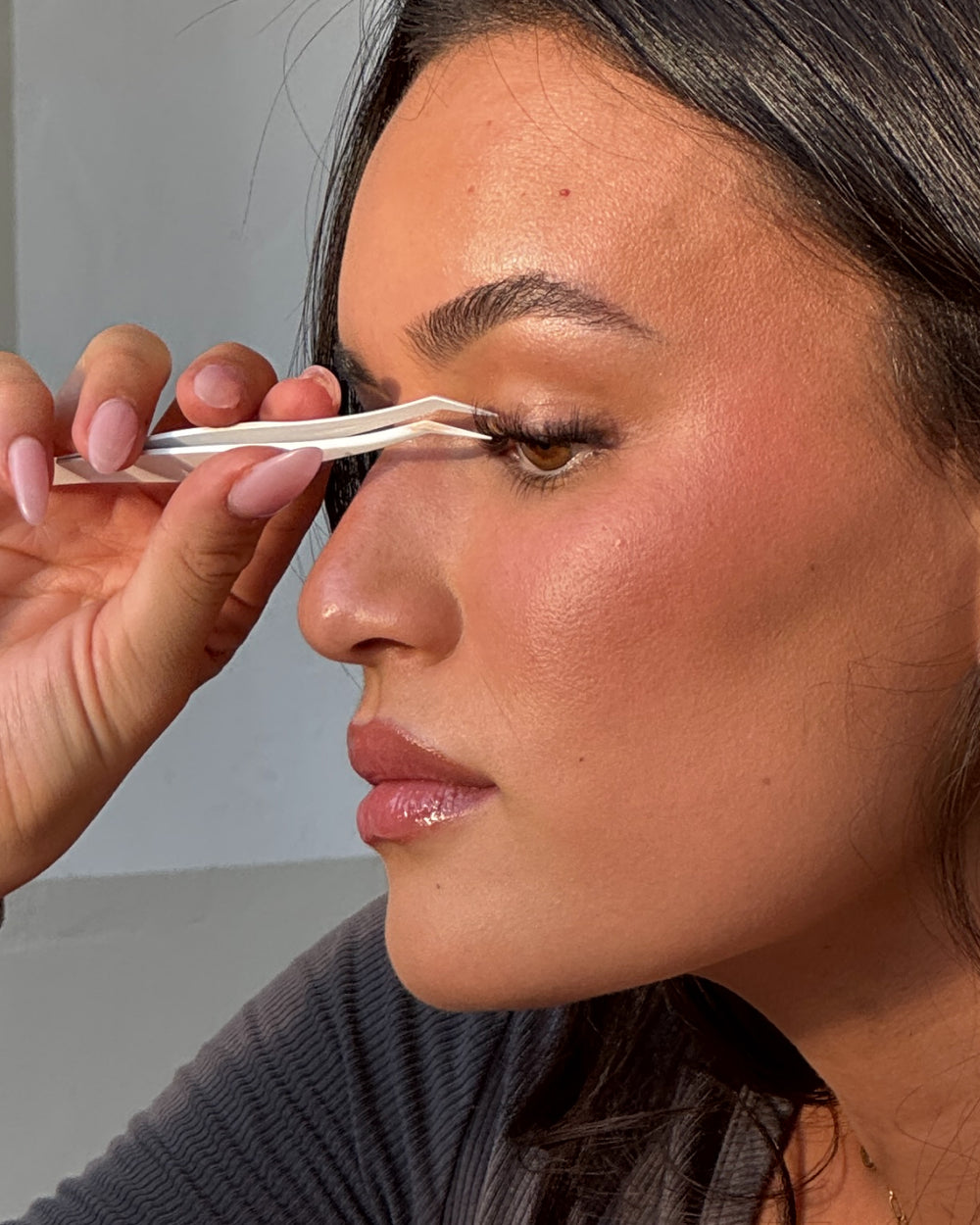 The Edge Stick-Resistant Tweezer